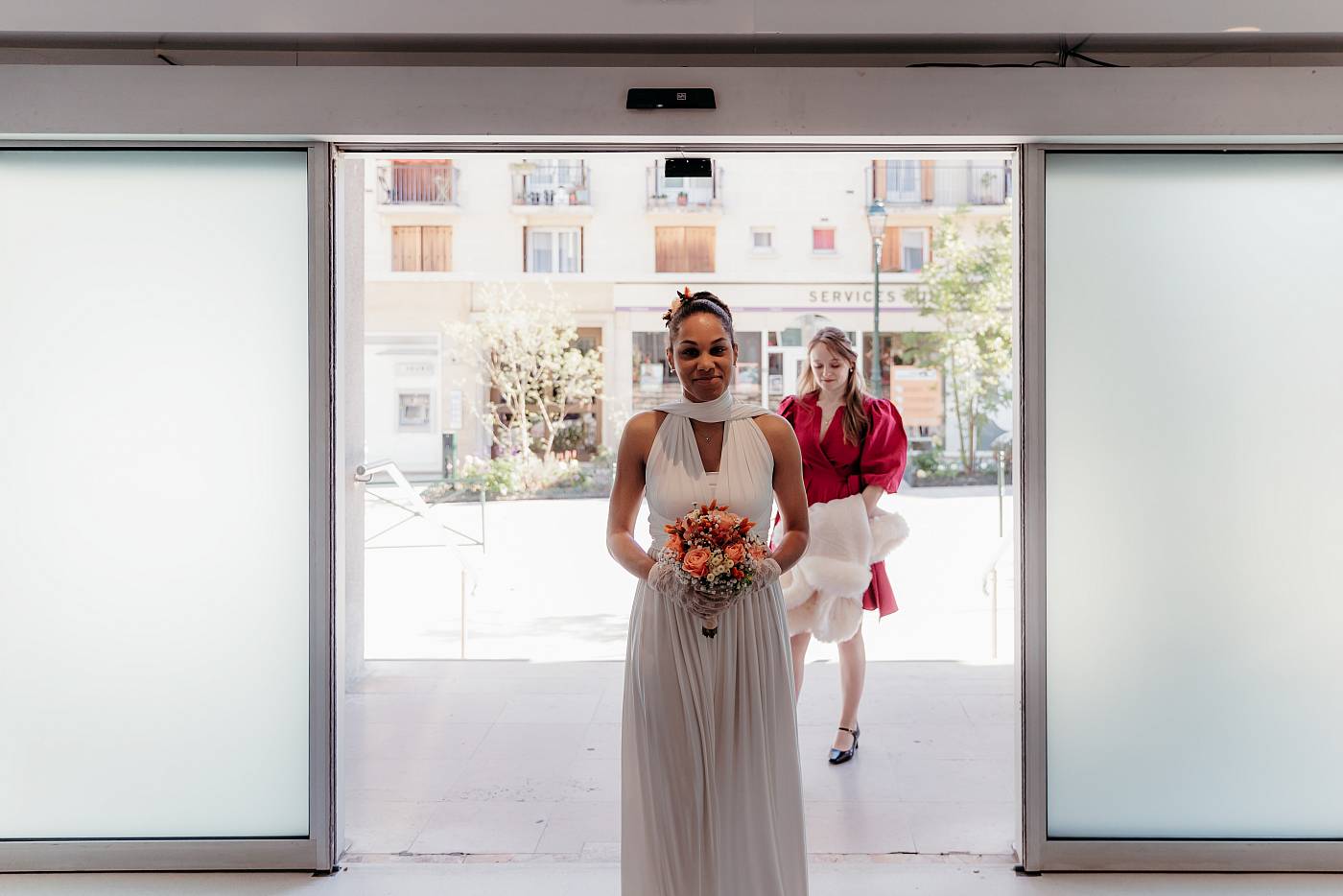 La mariée à l'entrée de la mairie de Clamart