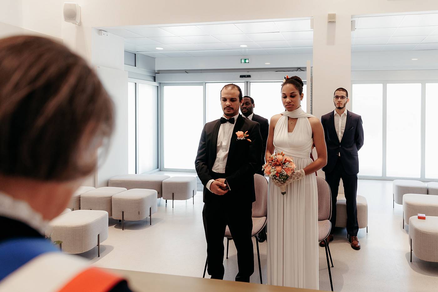 Les mariés devant la maire à la mairie de Clamart