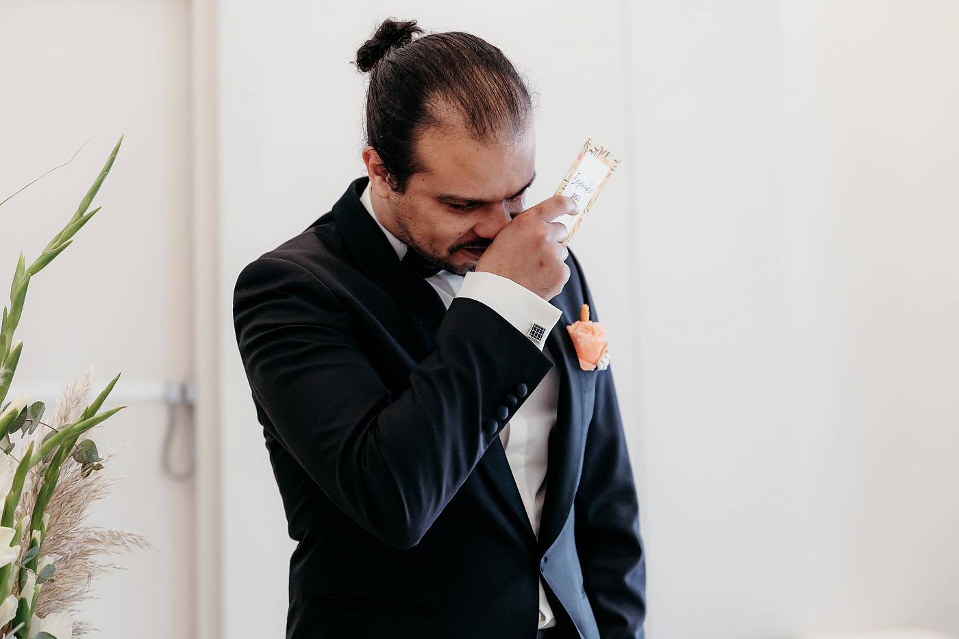 Les larmes du marié durant la cérémonie à la mairie