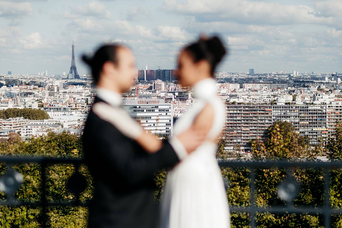 Séance de couple au domaine de Saint-Cloud avec vue sur tout Paris