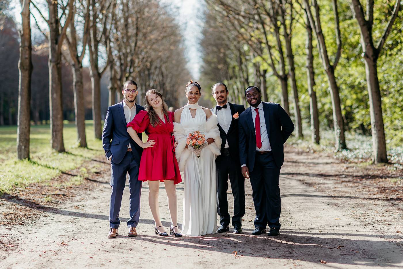 Les marié posent avec leurs témoins entre deux photos de couple