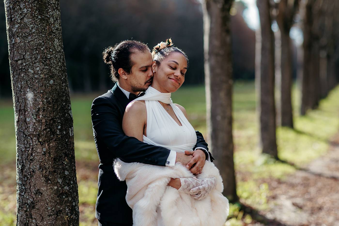 Photo de couple à Saint-Cloud dans une belle allée bordée d'arbes