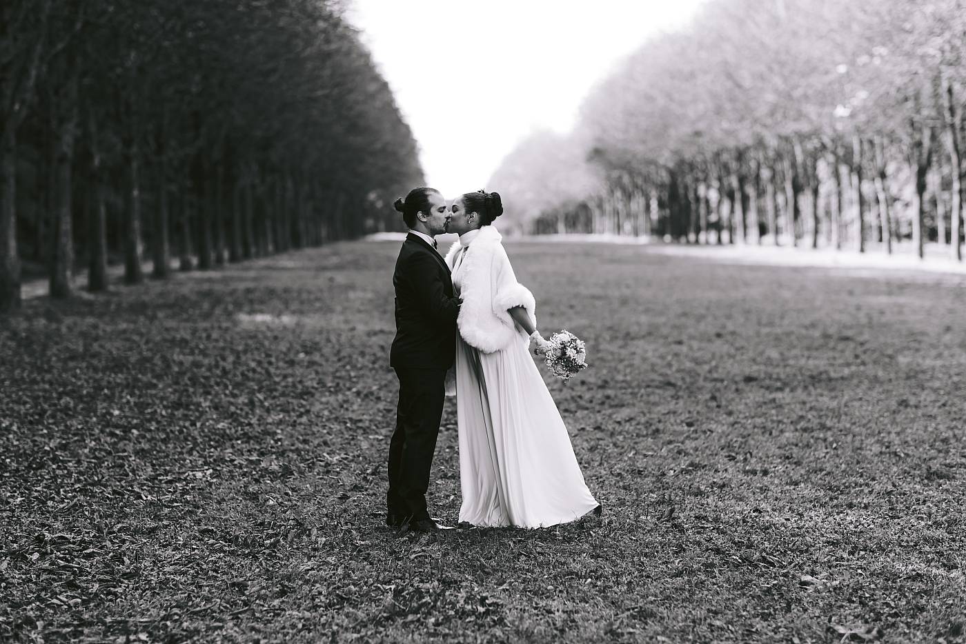 Photo de couple sur la pelouse du parc de Saint-Cloud