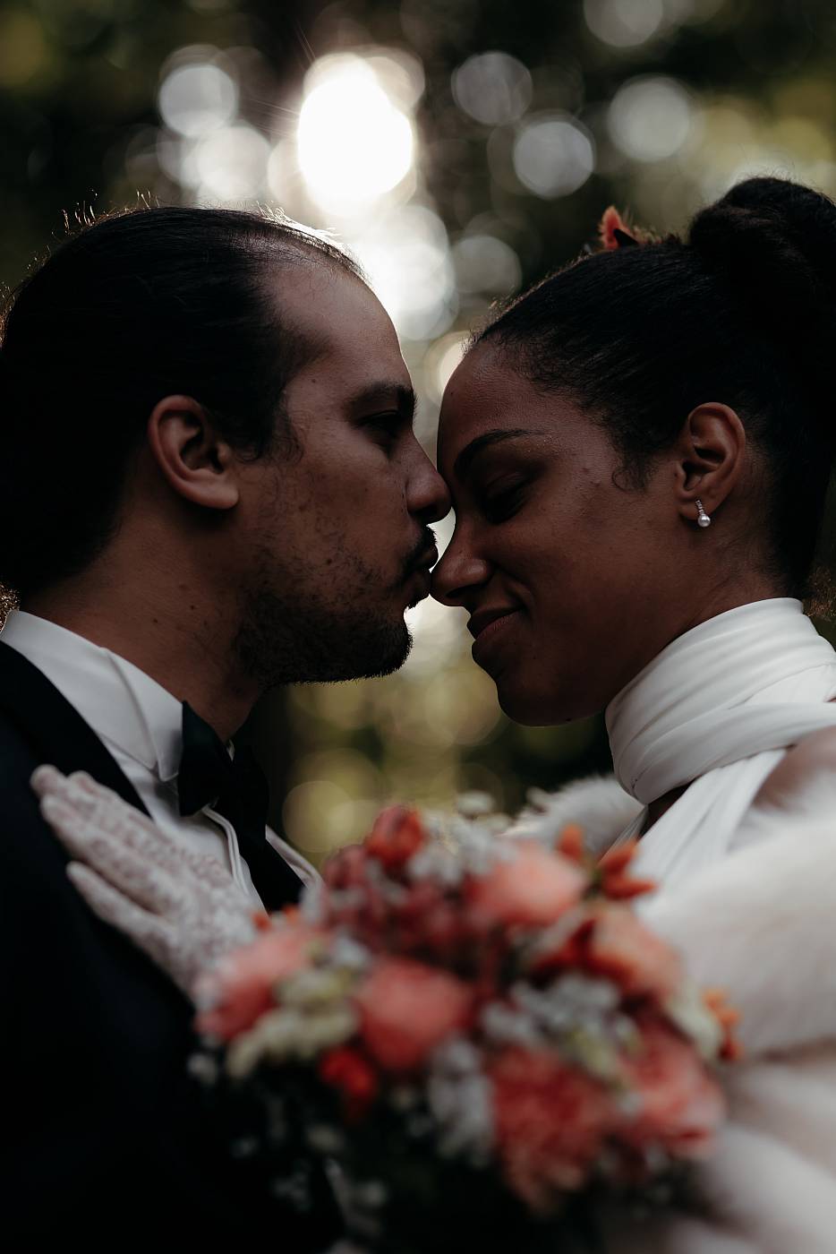 Petit baiser sur le nez de la mariée