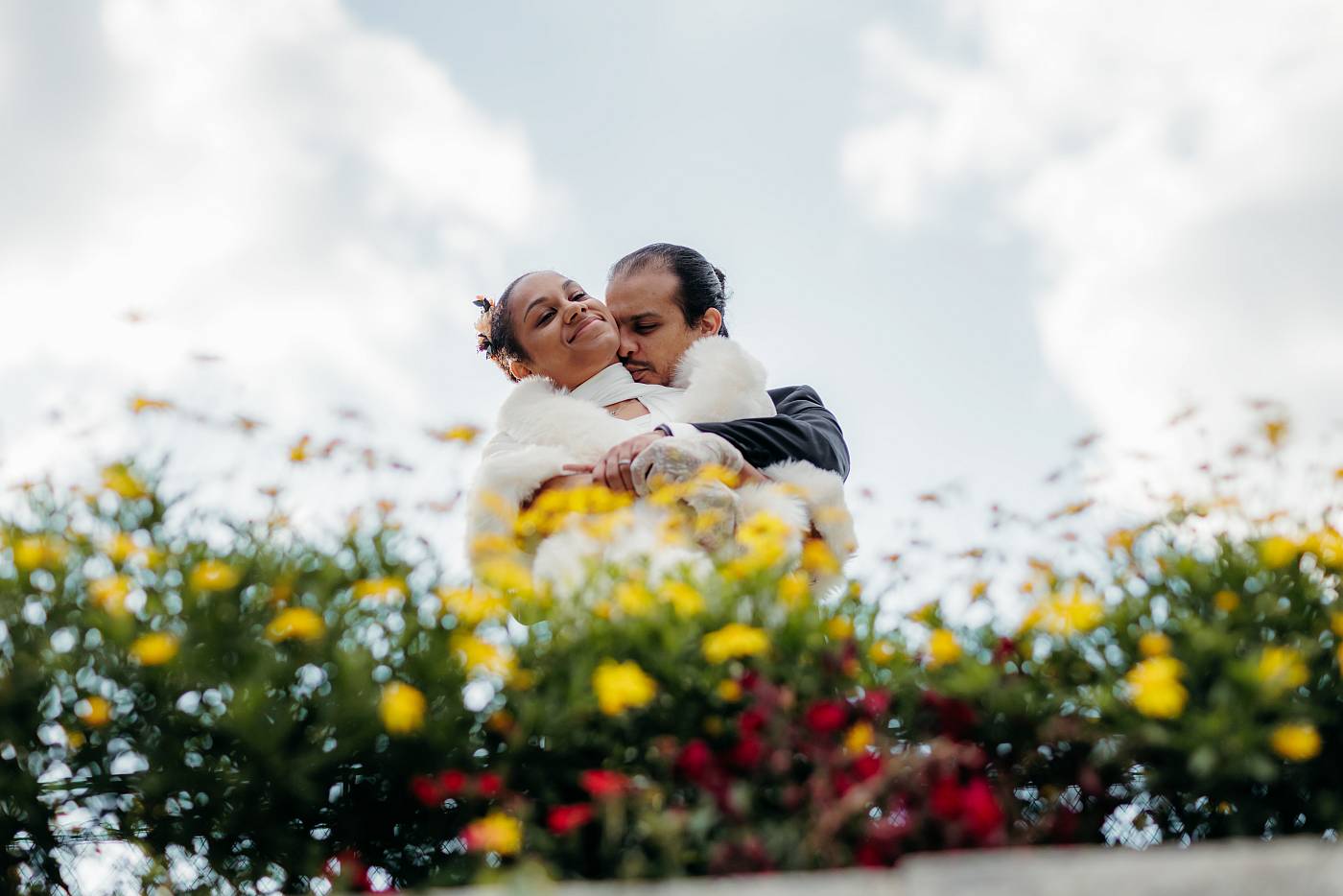 Un joli parterre de fleur à Saint-Cloud pour des photos de couple au top