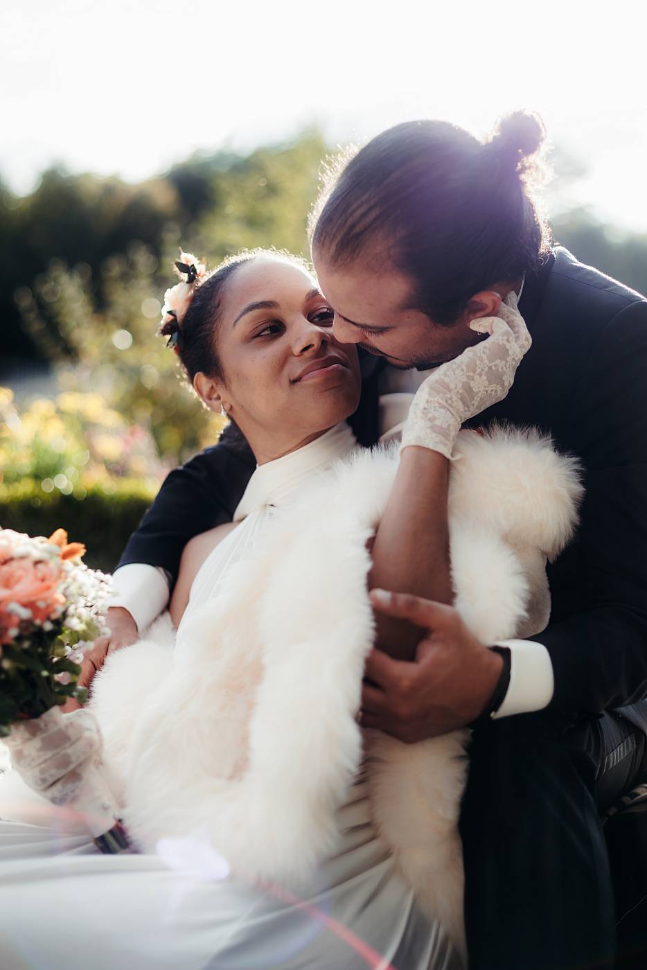 Séquence tendresse entre les mariés pour les photos de couple