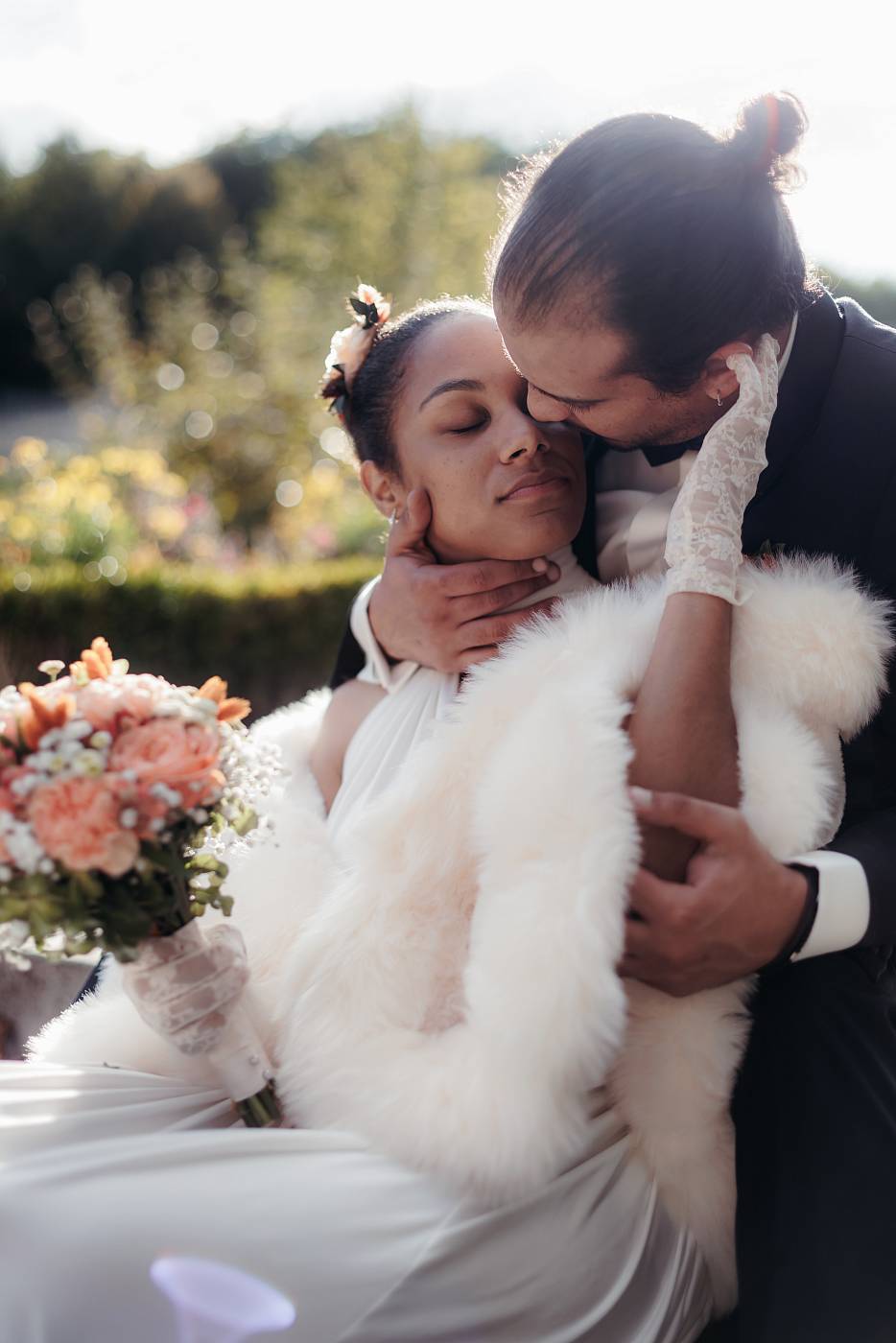 Photo de couple romantique au parc de Saint-Cloud