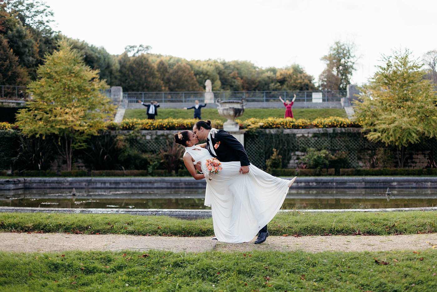 Pose classique de mariage avec les témoins dans le fond