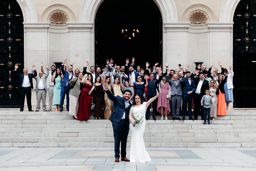Les mariés et leurs invités devant la mairie de Neuilly-sur-Seine
