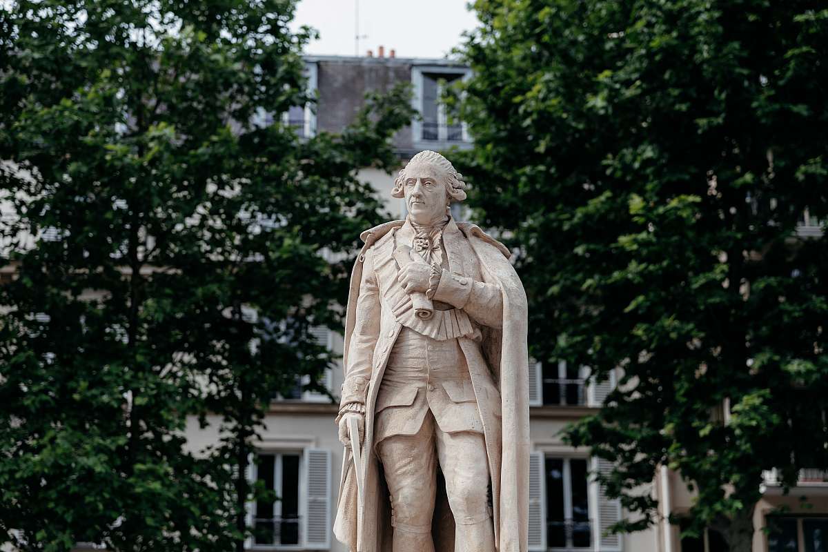 La statue de Parmentier sculptée par Adrien Gaudez devant la mairie de Neuilly-sur-Seine