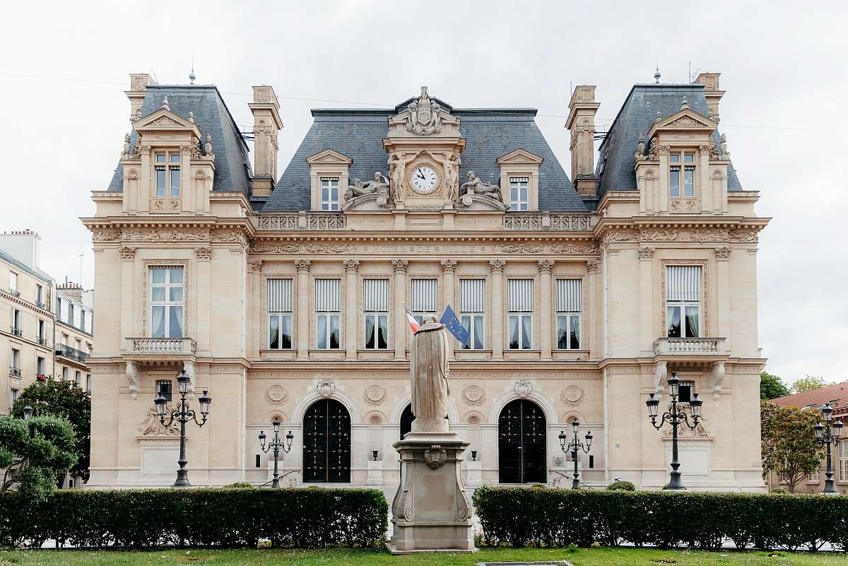 La façade de la belle mairie de Neuilly-sur-Seine