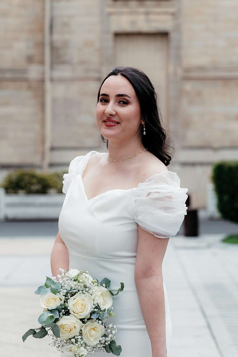 La mariée vient d'arriver à la mairie