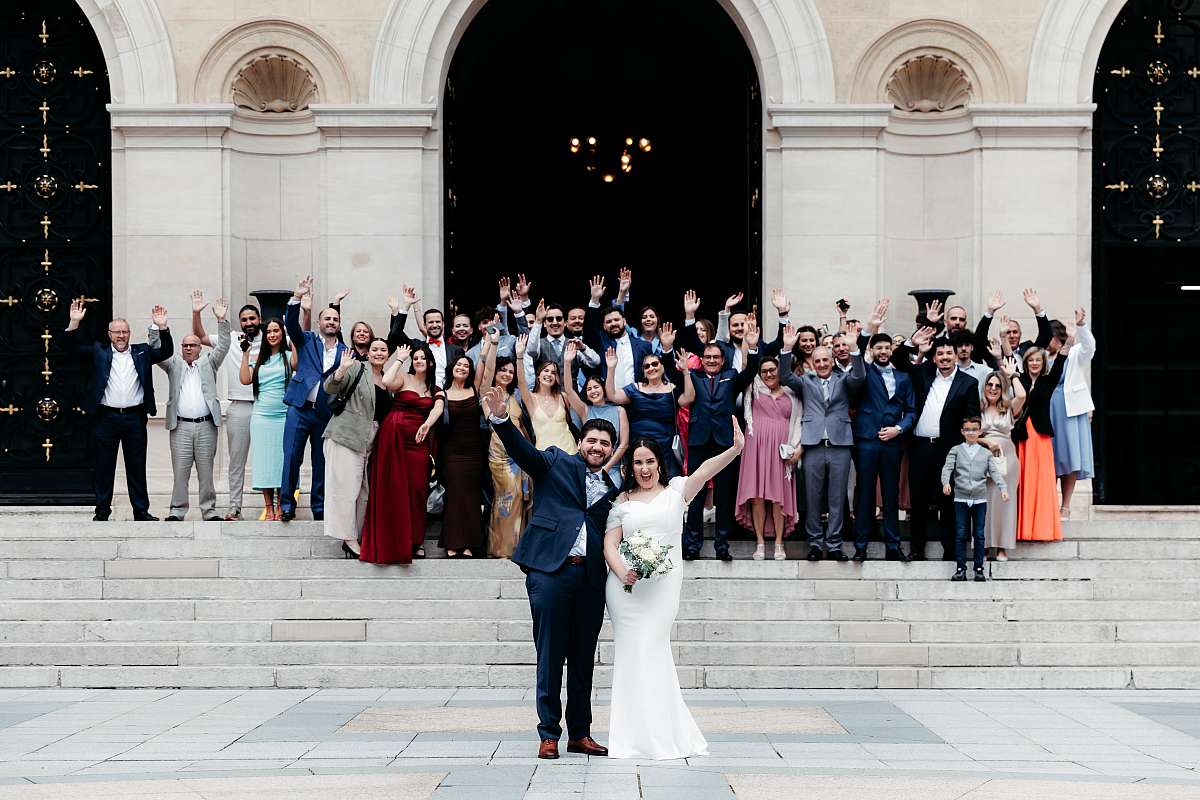 Une photo de groupe avant l'heure devant la mairie