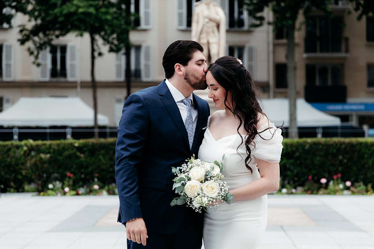 Baiser sur le front de la mariée à la mairie de Neuilly-sur-Seine