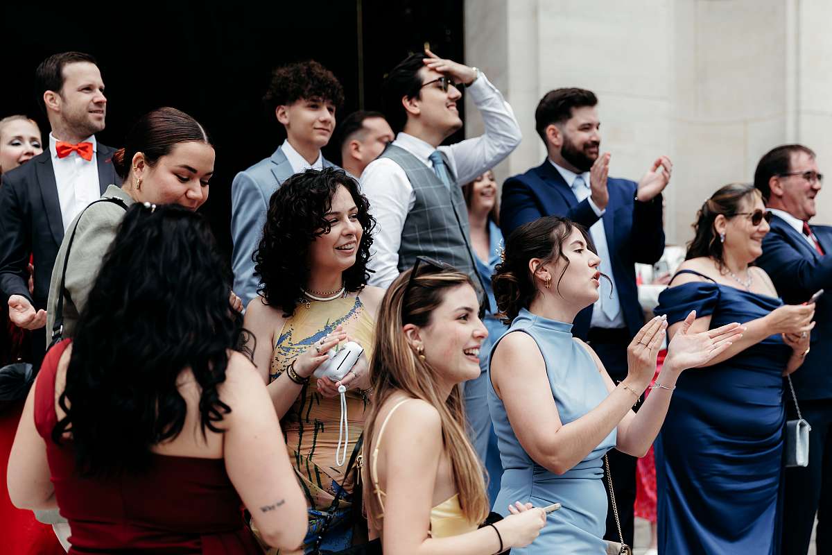 Les invités applaudissent