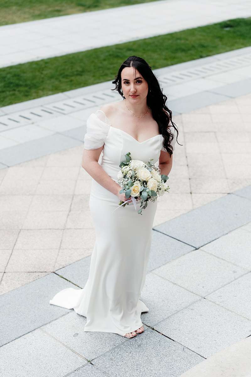 La mariée sur le parvis de la mairie de Neuilly-sur-Seine