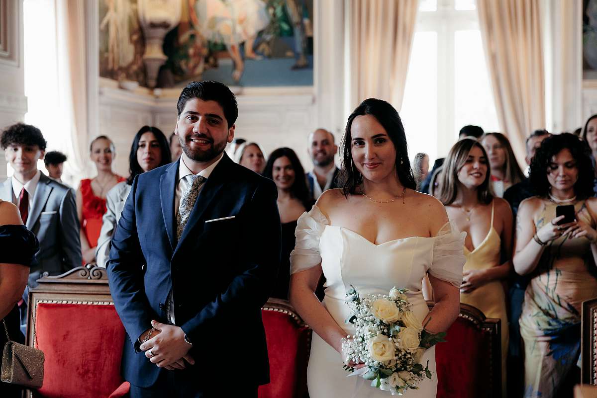Le couple dans la salle des mariages de Neuilly-sur-Seine