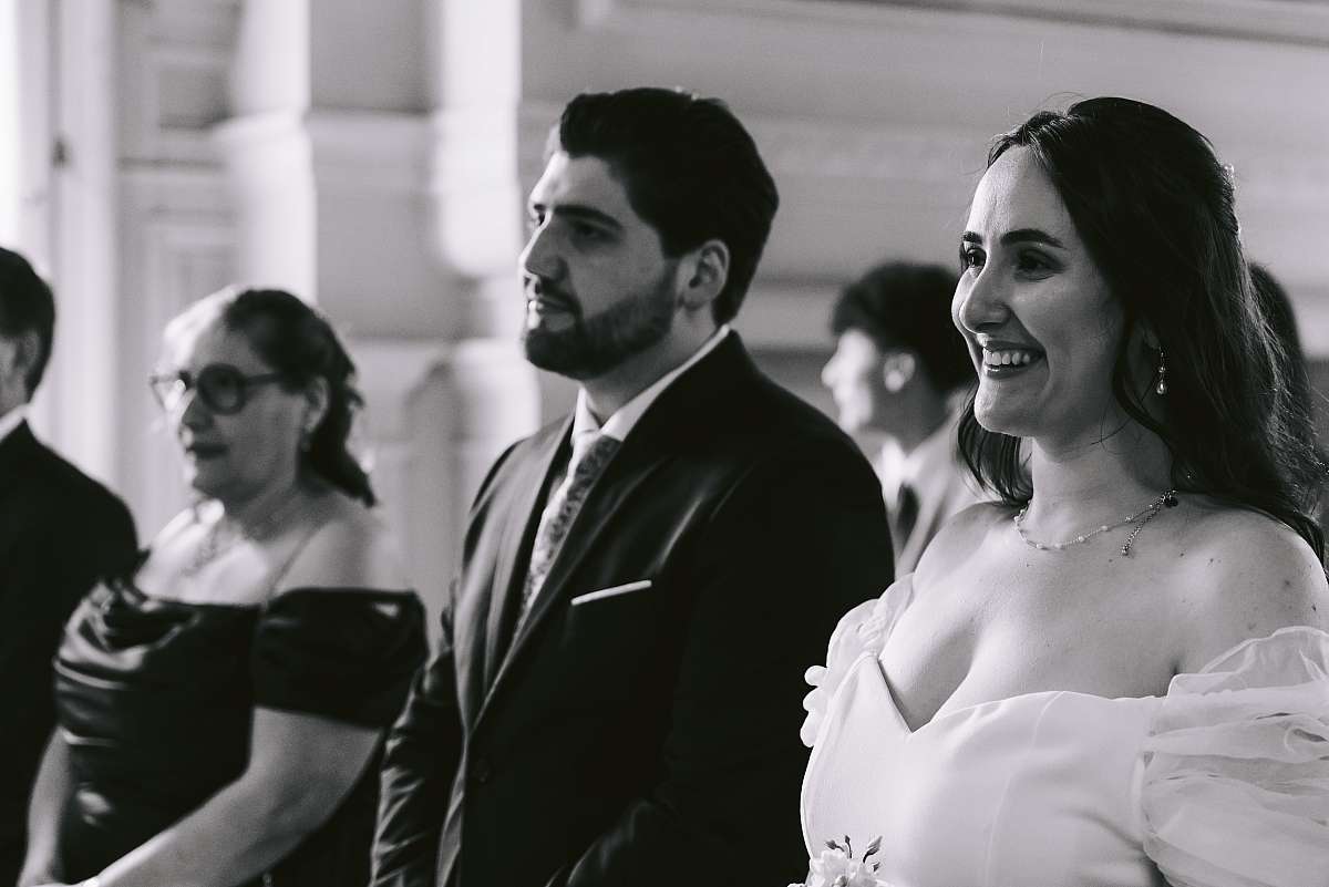 Sourire de la mariée durant la cérémonie à la mairie