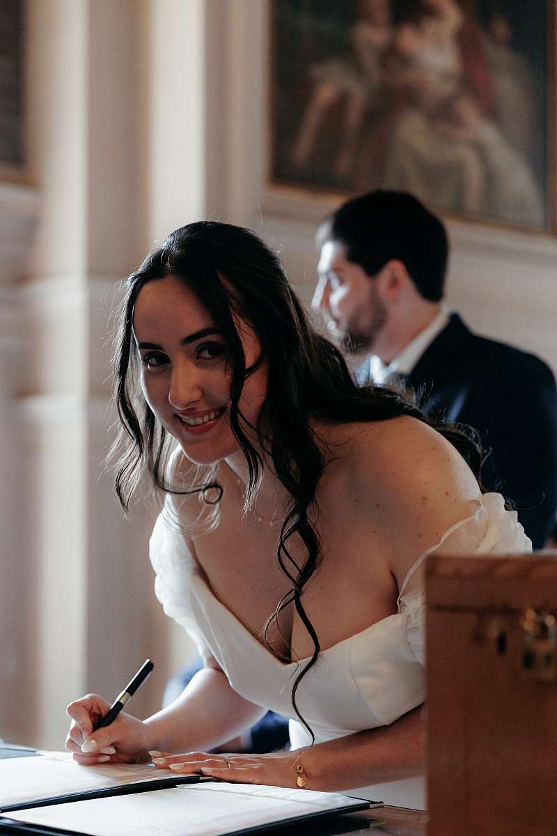 La mariée signe les registres