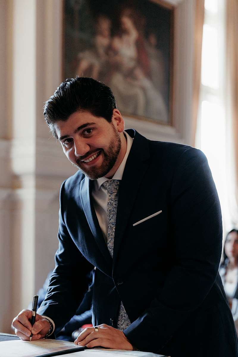 Le marié signe l'acte de mariage