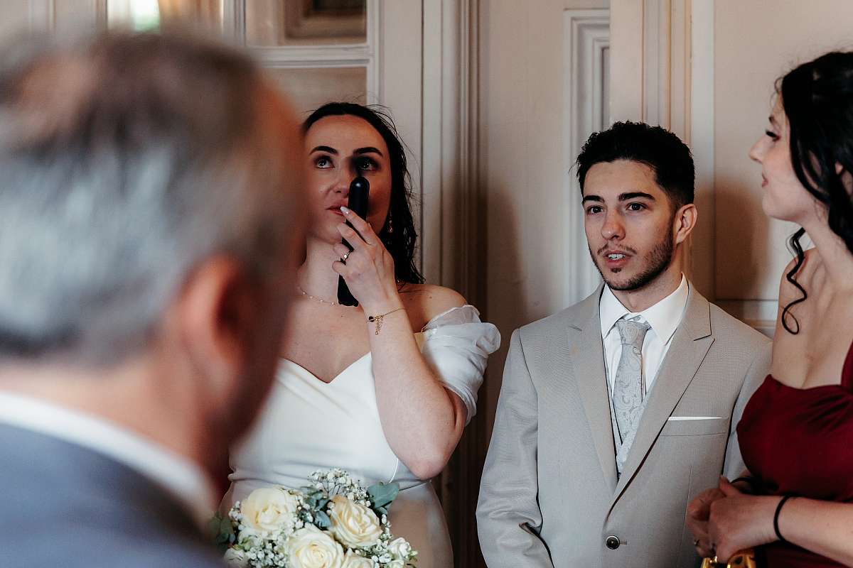 La mariée sèche ses larmes à la fin de la cérémonie