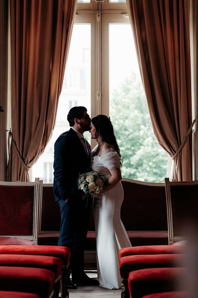 Photo en clair-obscur des mariés dans la salle des mariages