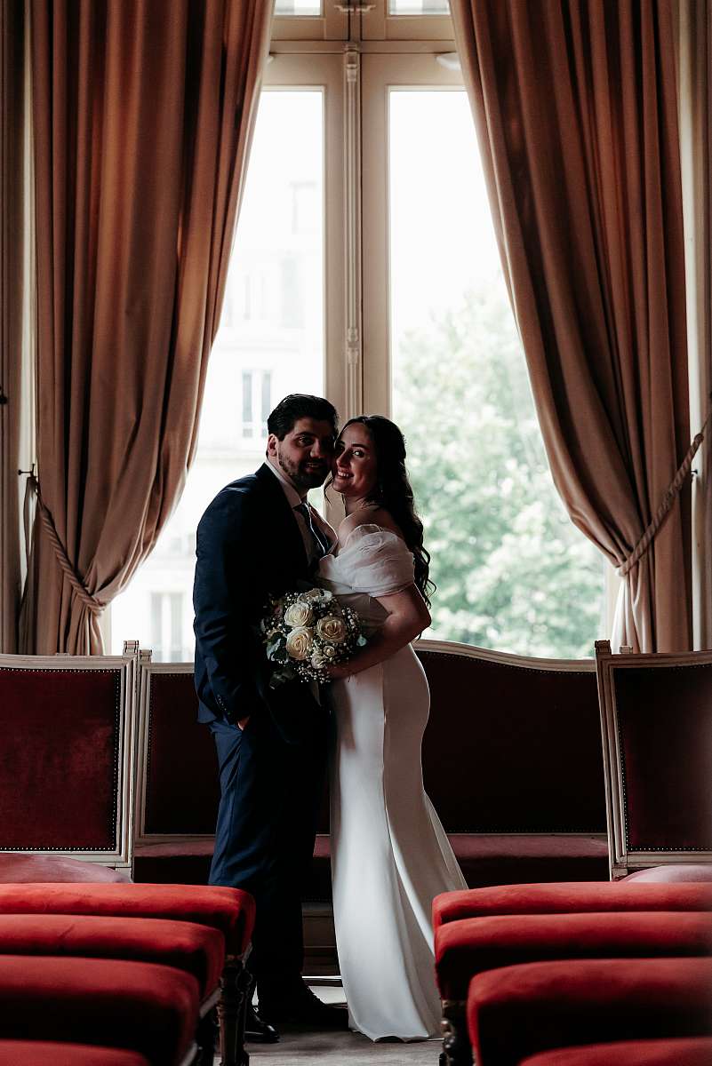 Photo de couple dans la salle des mariages de Neuilly-sur-Seine