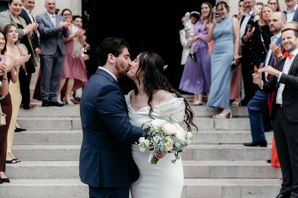 Le baiser des mariés à la sortie de la mairie