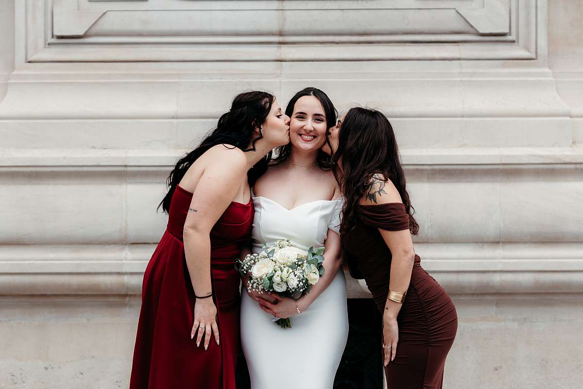 Les demoiselles d'honneur embrassent la mariée