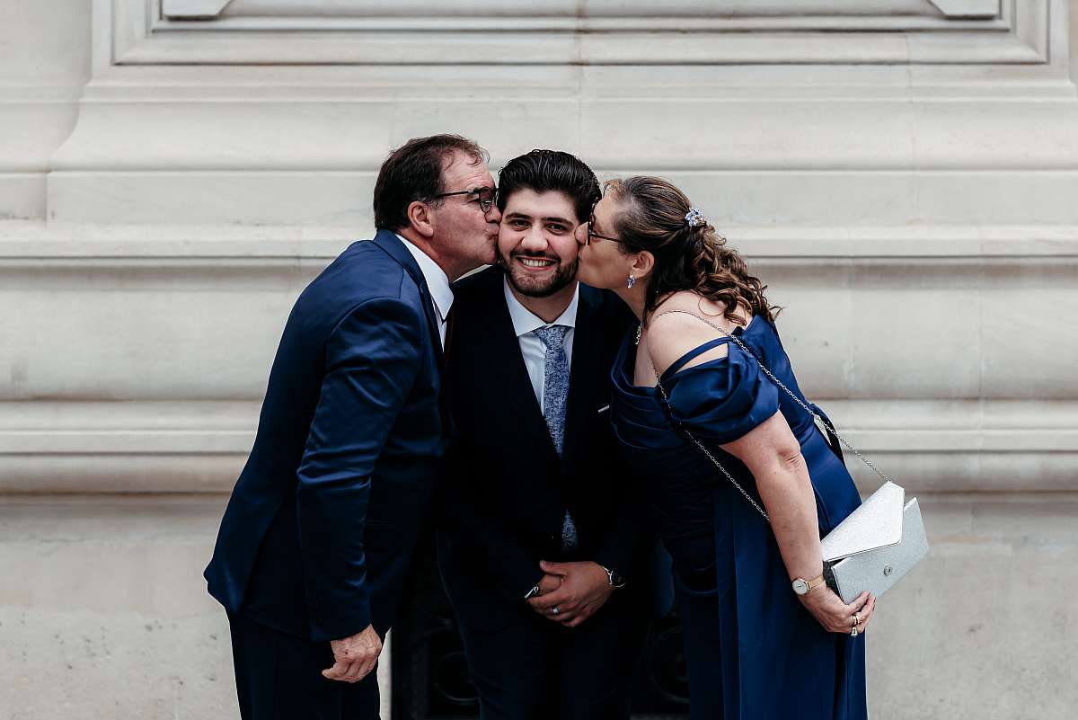 Les parents du mariés l'embrassent sur les joues