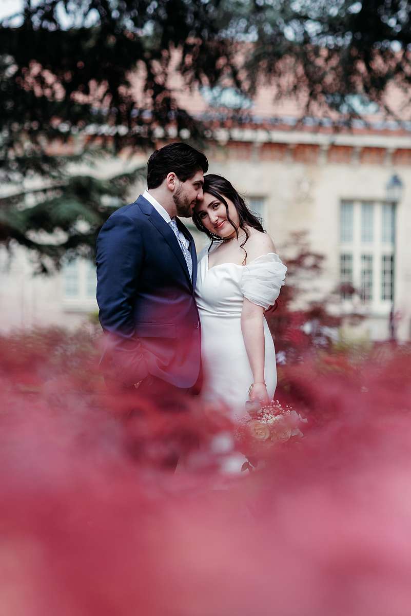 Photo de couple dans le parc de la mairie de Neuilly-sur-Seine