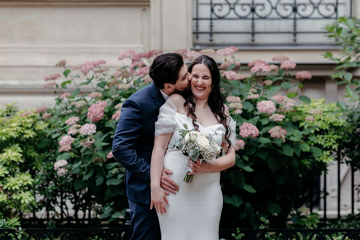 Photo de couple devant les fleurs de la mairie de Neuilly