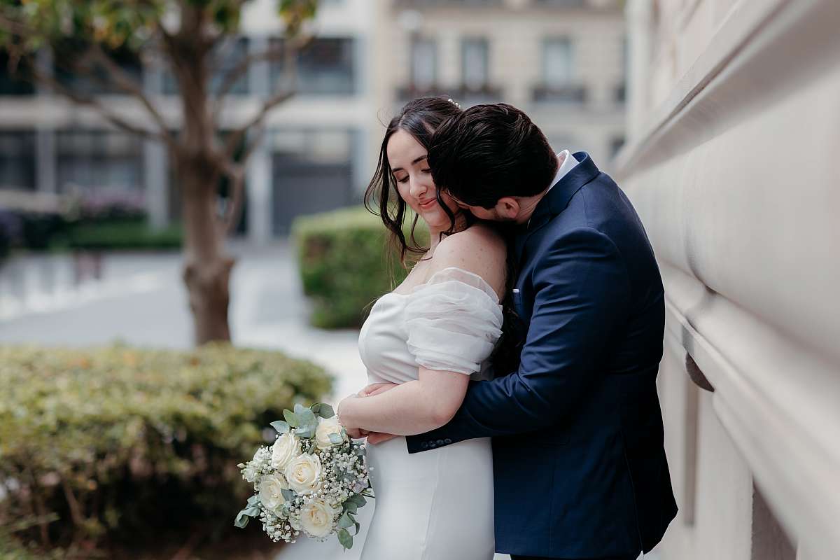 Photo de couple devant la façade de la mairie
