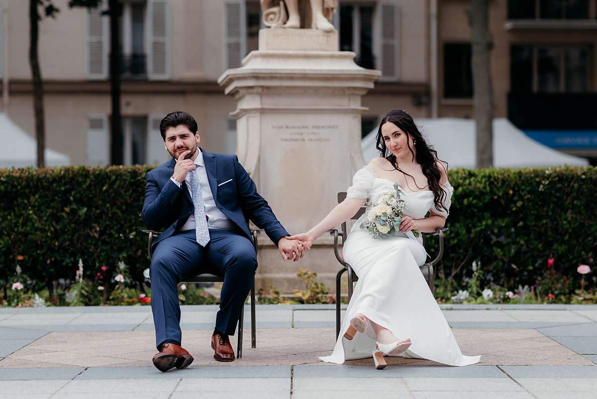 Pose stylée des mariés sur le parvis de la mairie
