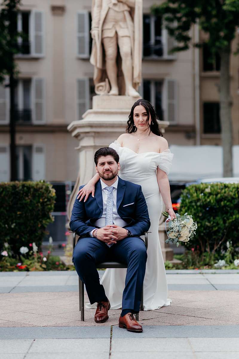 Mise en scène pour les photos de couple à la mairie de Neuilly-sur-Seine