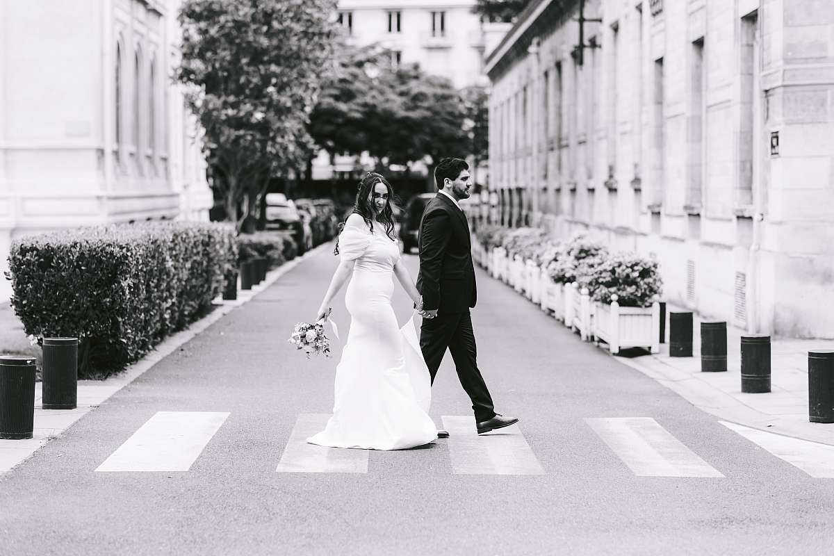 Le couple sur le passage piéton devant la mairie de Neuilly-sur-Seine