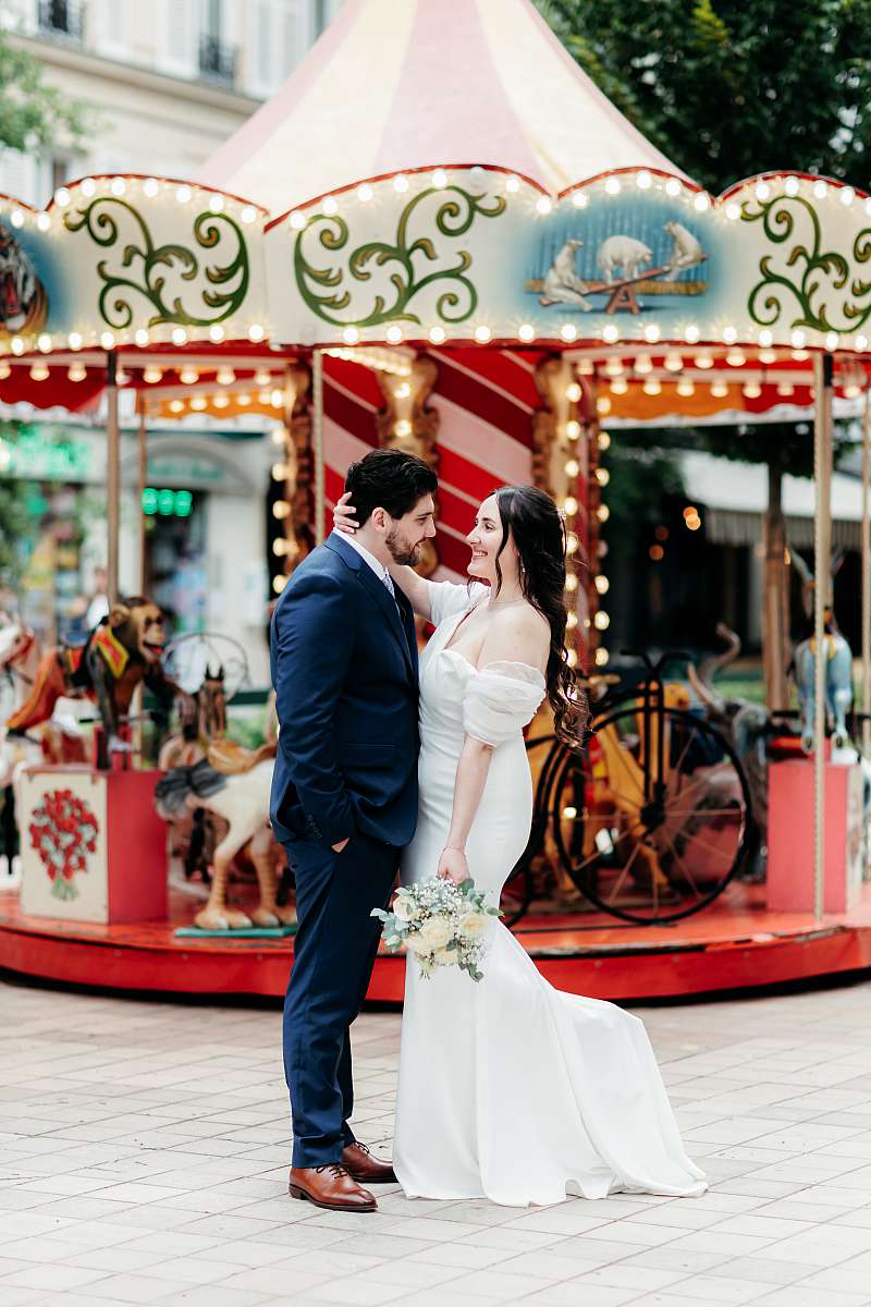 Photo de couple devant le manège à côté de la mairie de Neuilly