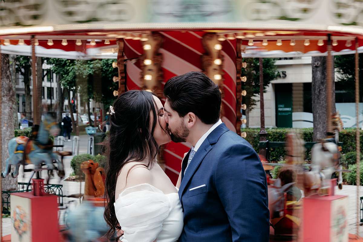 Photo de couple en pose longue devant le manège à Neuilly