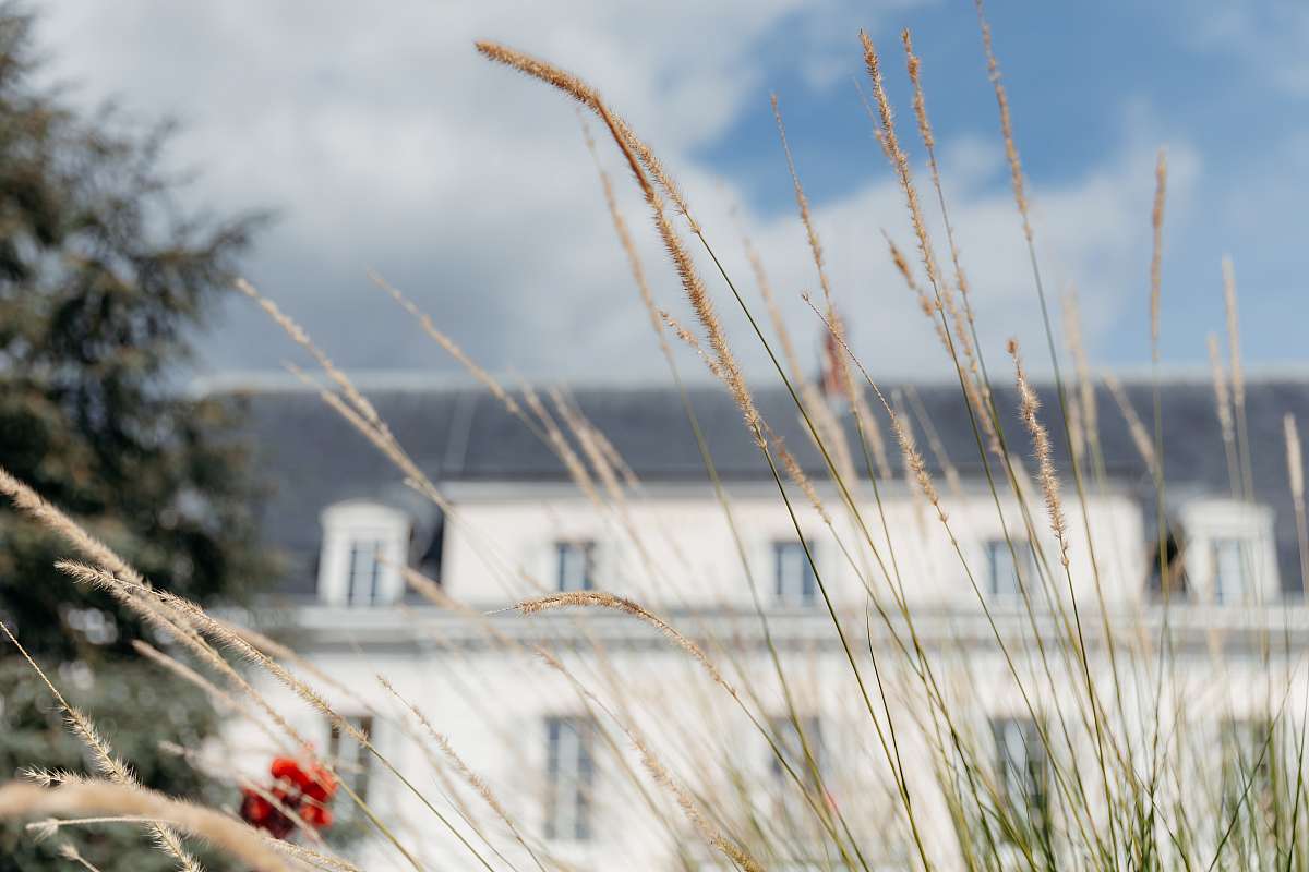 Vue de la mairie de Pontault-Combault avec un parterre de fleurs au premier plan