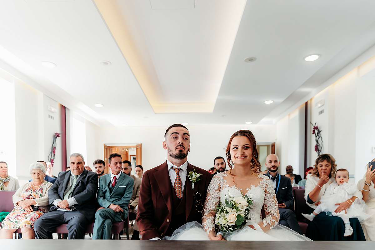 Le baiser des mariés après l'échange des consentements