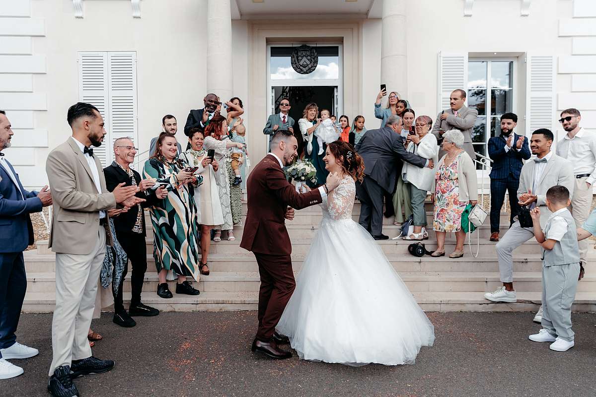 La danse des mariés à la sortie de la mairie