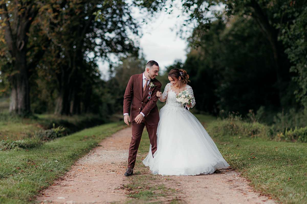 Le tendre baiser sur le front de la mariée