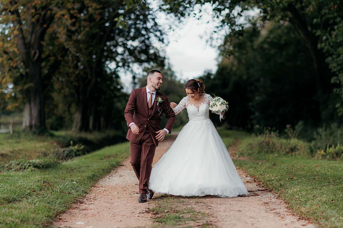 Les mariés se chamaillent lors de la séance photo de couple