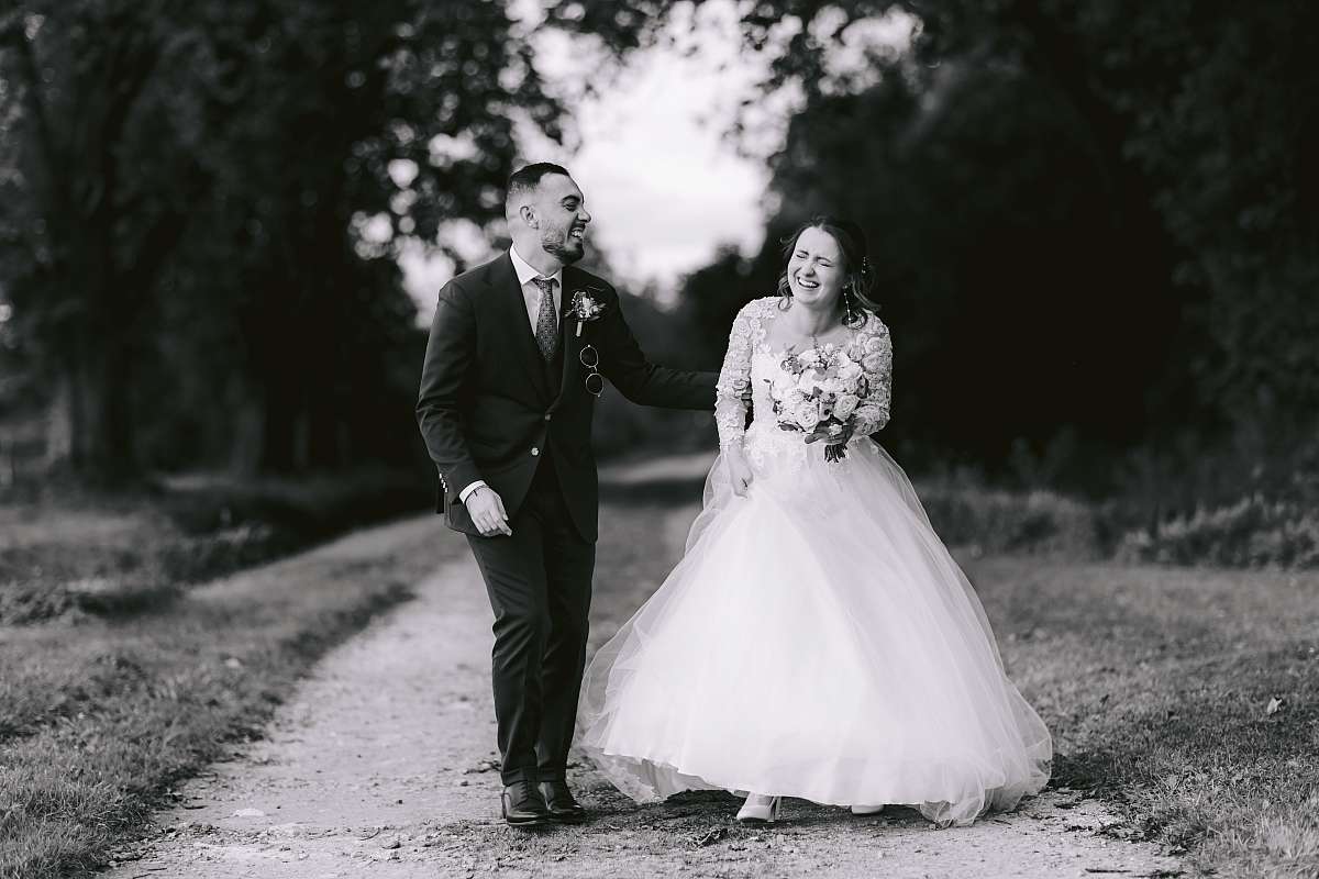 Les mariés hilares pour les photos de couple