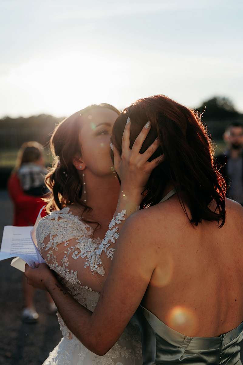 Le baiser de la mariée sur le front de sa témoin