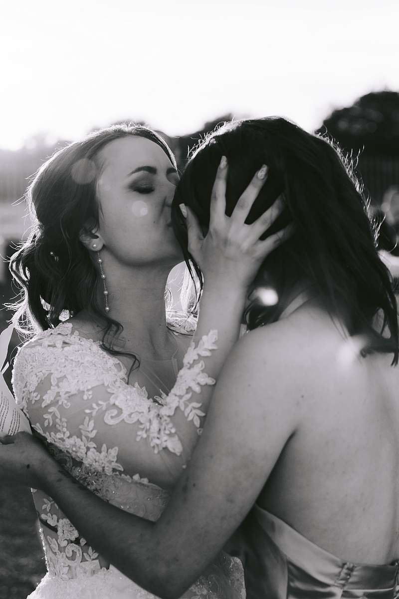 Baiser de la mariée sur le front de sa témoin