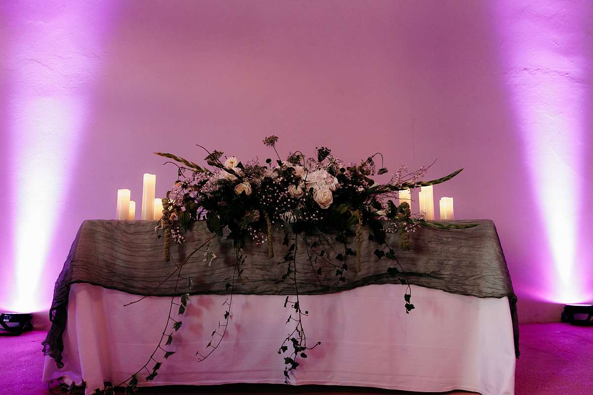 La table des mariés avec les lumières violettes