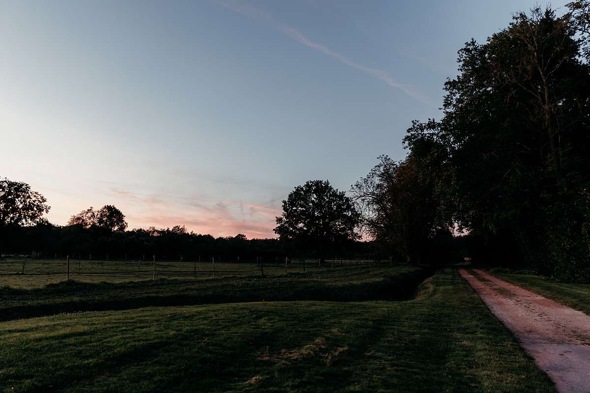 Le coucher du soleil sur le domaine du mariage