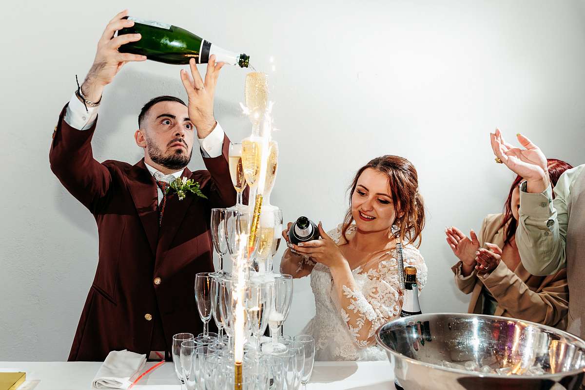 Le champagne coule à flot durant la réception dans le 77
