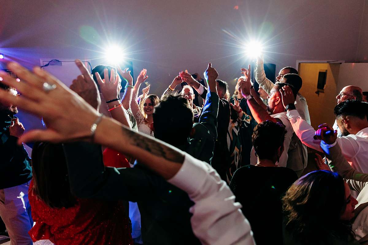 La foule en délire sur la piste de danse